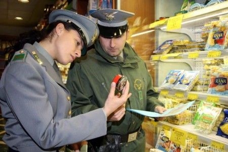 Frodi alimentari. Detenzione e sospensione della licenza per chi inganna i cittadini