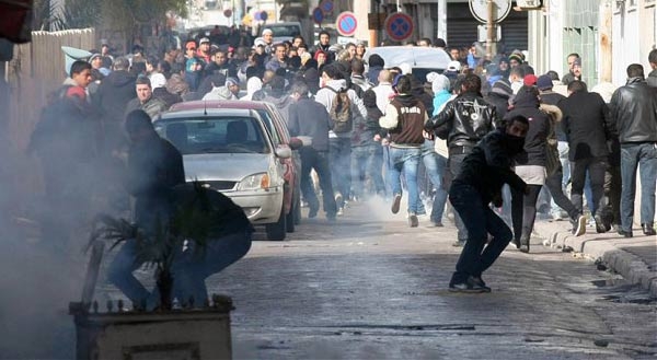 Tunisia. Sciopero durante funerali di Belaid. Poliziotto ferito, ora in coma