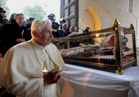 Benedetto XVI e Celestino V, due rinunce per mettere fine ad un “sistema”
