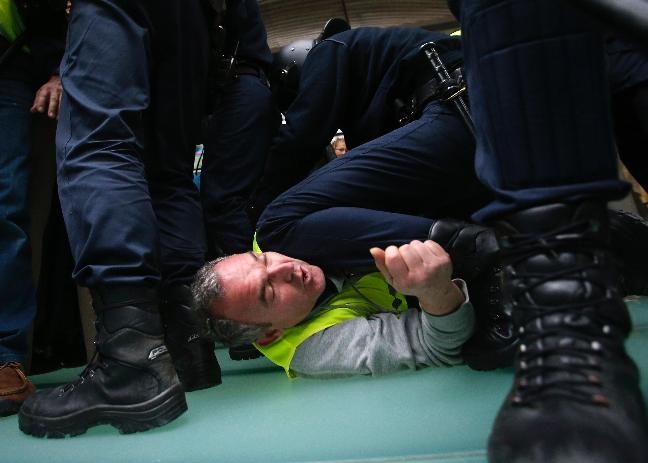Madrid. Scontri tra dipendenti Iberia e Polizia. A rischio 4mila posti di lavoro