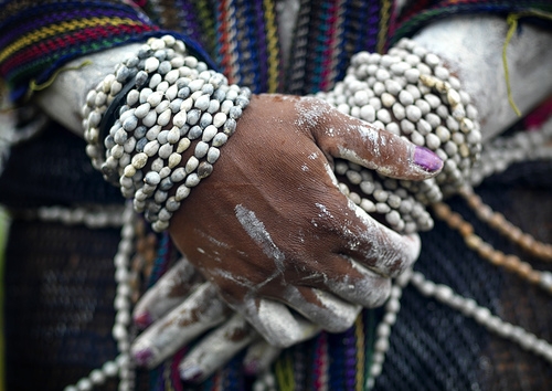 Papua Nuova Guinea. Donna ritenuta una strega viene torturata e arsa viva