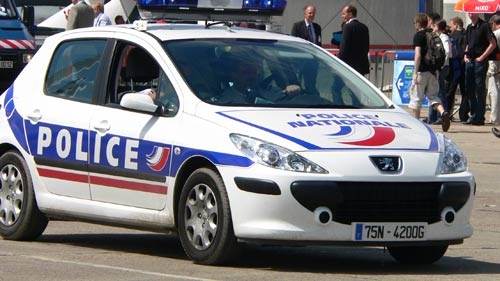 Tragedia in Francia. Madre sgozza i tre figli e fugge. Fermata a Parigi