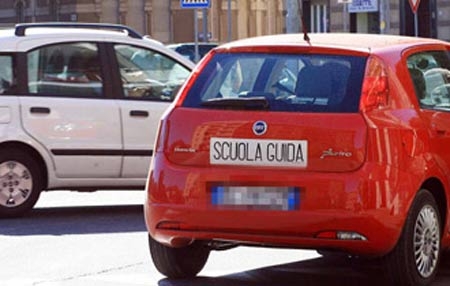 Violenza sessuale. Istruttore guida ha molestato 18 giovani. Arrestato