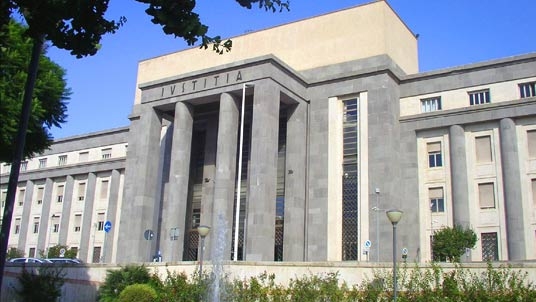 Cagliari. Si da fuoco nell’aula del Tribunale dei minori