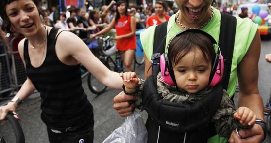 Gay. Strasburgo sì ad adozioni figli partner