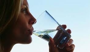Acqua. Basta alibi. Lucrare su questo bene comune è illegittimo. Via ai rimborsi