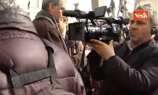 Consultazioni. La nervosa attesa fuori dal Quirinale.IL VIDEO