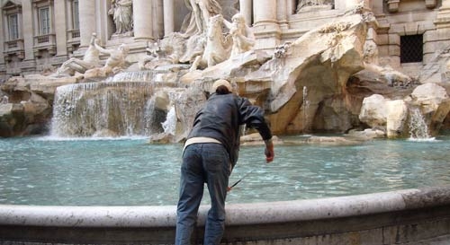 Roma. Ruba monete da Fontana di Trevi. Arrestato