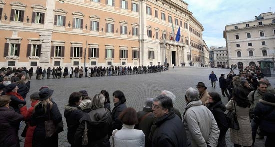Centinaia di persone per vedere Montecitorio. Tanti  grillini. Ecco il video