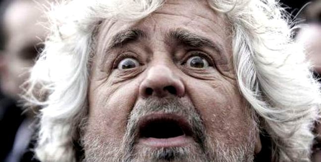 Grillo come Berlusconi vede complotti dappertutto, perfino ‘schizzi di merda digitali’