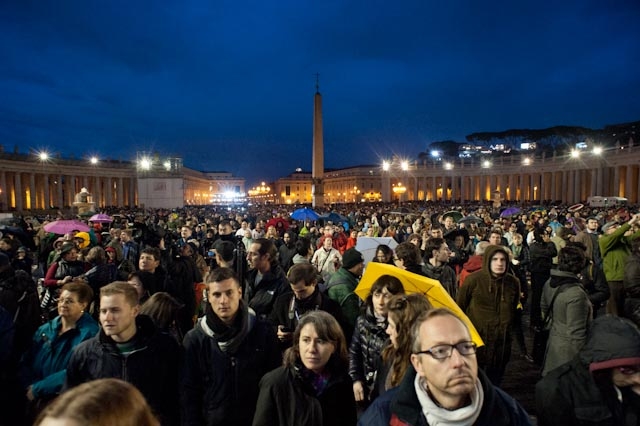 Conclave. In attesa della fumata bianca. LE FOTO