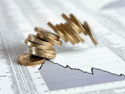 Il downgrade di Fitch e la fiammata dello spread mandano al tappeto Piazza Affari
