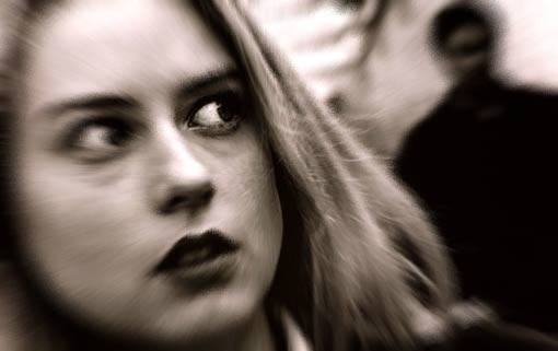 Violenza donne. Lei lo lascia e lui la perseguita