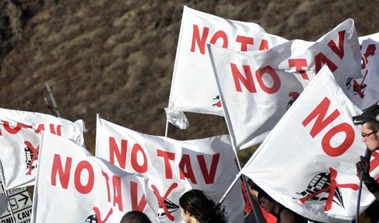 No Tav. Deputati M5S applaudono manifestanti. La storia cambia