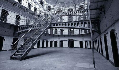 Incompatibile con il carcere. In due mesi ha tentato più volte il suicidio