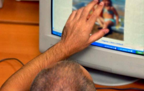 Pedopornografia. In manette bancario 52enne. Aveva oltre 100mila foto e filmati di minori