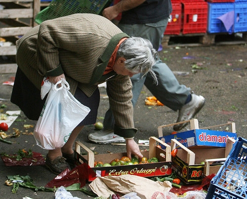 Confcommercio: aumentano i poveri. Crolla il Pil nel 2013