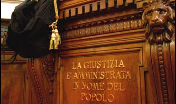 Divieto di fare figli per la commessa a paga ridotta. Titolari a giudizio