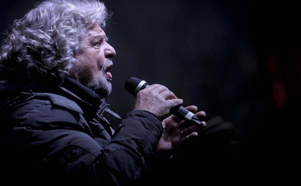 Grillo, bocca cucita, colpisce la Costituzione