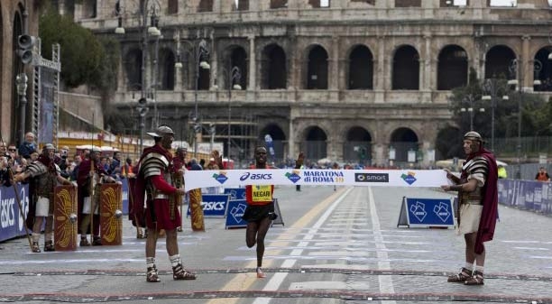 Maratona Roma. Vince l’etiope Negari. Tra le donne la keniota Kirop