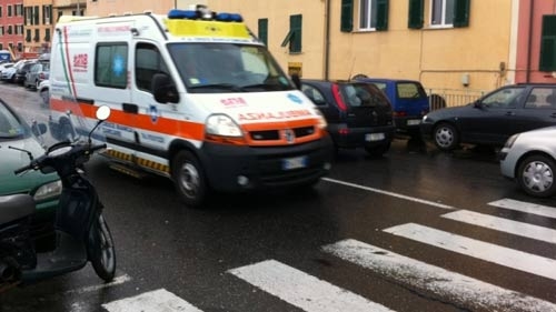 Si arrampica nel palazzo per raggiungere la sua ex fidanzata, ma cade e muore