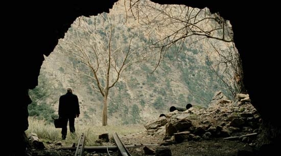 Muffa. L’ossessione per il figlio scomparso. Recensione, trailer
