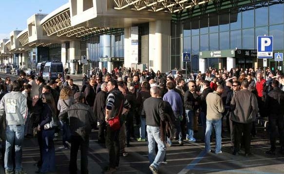 Malpensa. Botte e manganellate ai lavoratori Sea in sciopero