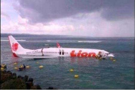 Indonesia. Aereo di linea finisce in mare. Salvi i 172 passeggeri