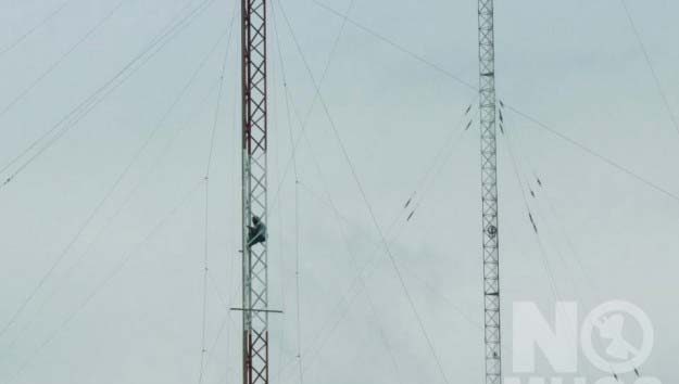 No Muos. Attivisti pacifisti entrano in base e si arrampicano sulle antenne