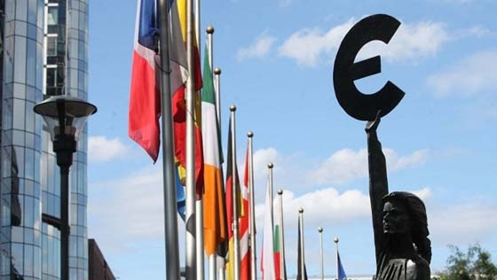 Germania, l’euro è di nuovo in discussione. Tornano le critiche allo scudo anti-spread