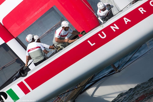 Vela. ACWS.2^ giornata di gare. Luna Rossa Swordfih in semifinale, col botto