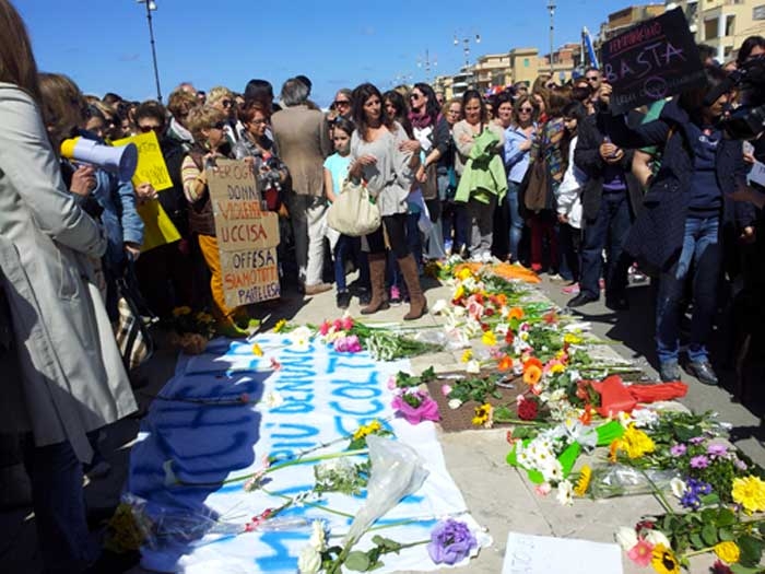 Giu’ le mani dalle donne. Flash mob contro il femminicidio