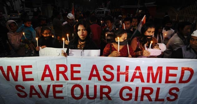 India, sfregiate con l’acido mentre tornavano da scuola. Gravi 4 sorelle