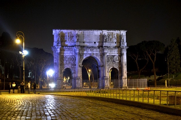 Salute. Autismo, Arco Costantino in blu per la libertà di stampa