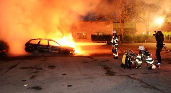 Svezia, settima notte di rabbia. Sassaiole e incendi nelle periferie. Il governo minimizza