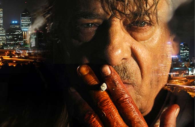 “Ti ho cercata in tutti necrologi”: il fascino discreto del becchino. Recensione. Trailer