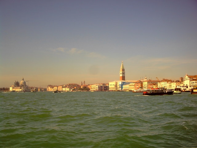 Mistero a Venezia. Di chi è il corpo senza testa e braccia ripescato in Laguna?
