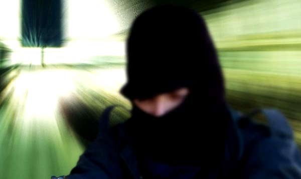 Donna ustionata con acido da 2 uomini