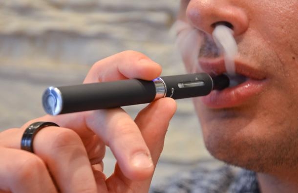Sigarette elettroniche, fenomeno in crescita senza regole e valutazione dei rischi