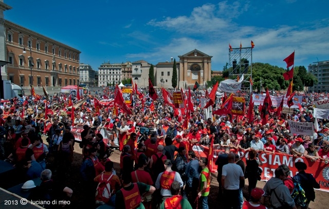 Fiom. Gli operai in piazza per difendere lavoro e dignità. LE FOTO