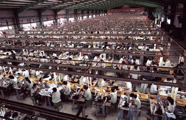 Operai della Nike manganellati dalla polizia in Cambogia