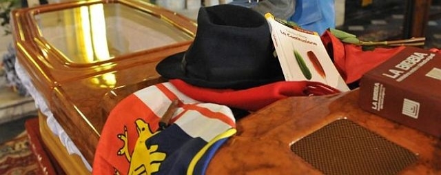 I funerali di Don Gallo. L’ultimo saluto al prete di strada. Fischi a Bagnasco