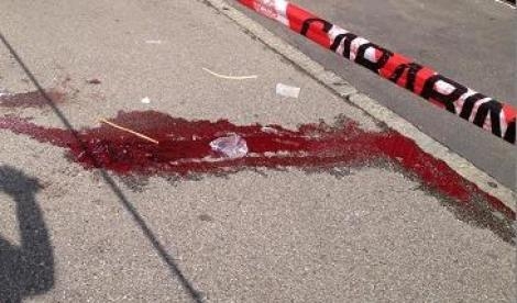 Follia a Milano. Uomo prende a picconate i passanti. Un morto e due feriti