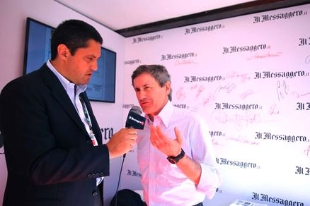 Gianni Alemanno si è rotto il dito del piede spostando una fioriera