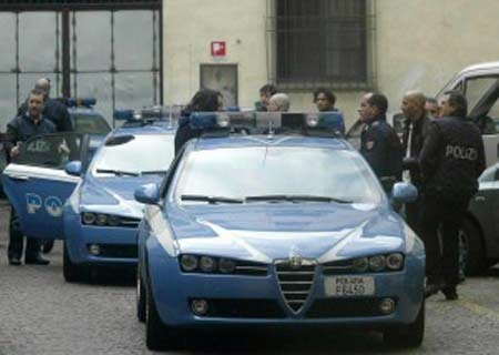Minacciano la guardia con la pistola e danno fuoco al locale. Azione di stampo mafioso