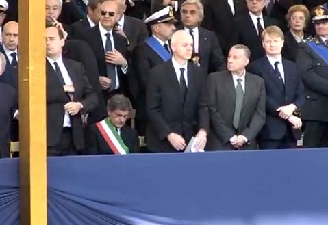 Parata 2 giugno. Cicchitto e Alemanno troppo impegnati al cellulare. I VIDEO