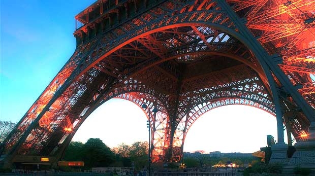 Francia, dopo il Colosseo scioperano anche gli addetti della Torre Eiffel