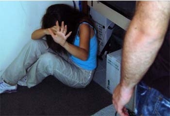 Donna segregata in casa e picchiata per giorni. Arrestato il convivente