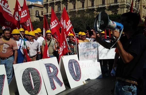 Aprite i cantieri. A Palermo i disoccupati mettono in scena l’inaugurazione che non c’è