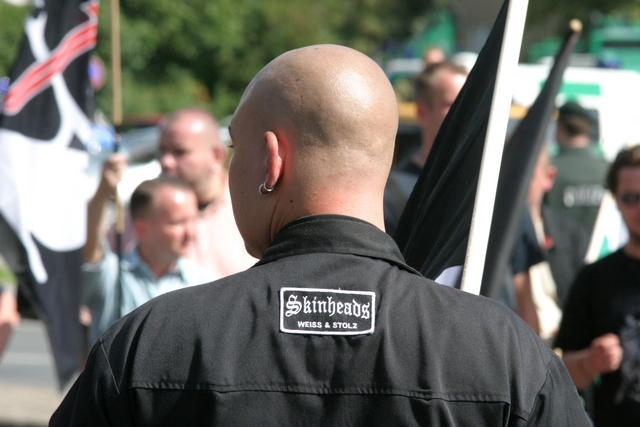 Parigi. Militante di sinistra pestato a sangue da skinhead. I medici, morte celebrale